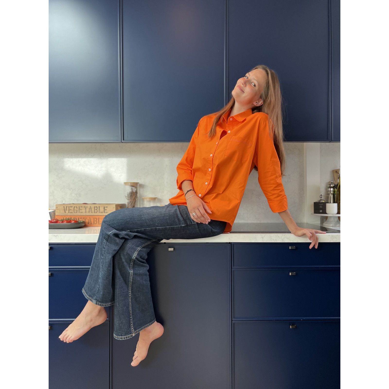 Pom Boutique - Une chemise orange et un tailleur-pantalon fushia